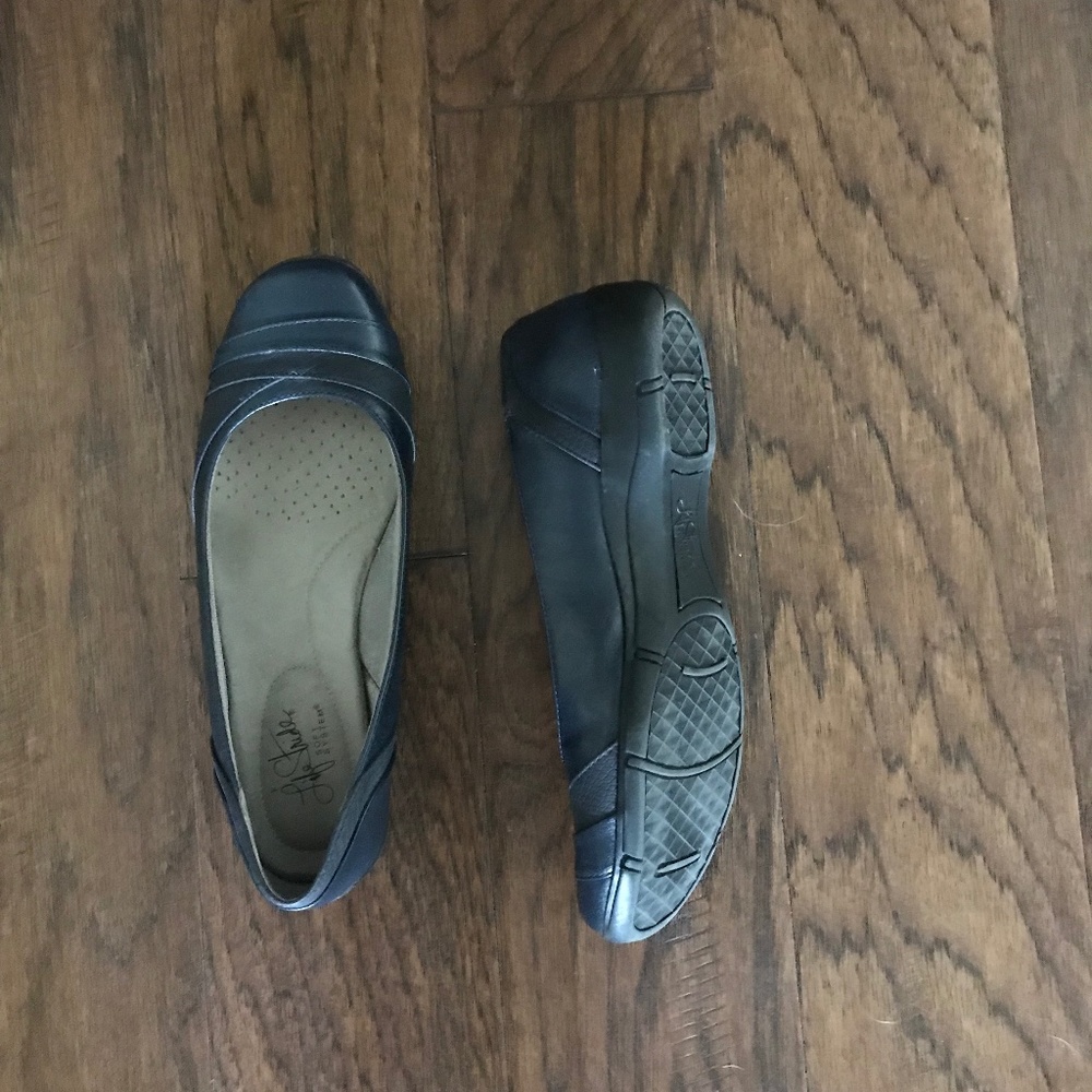 Life Stride Soft System shoes, size 9, navy.